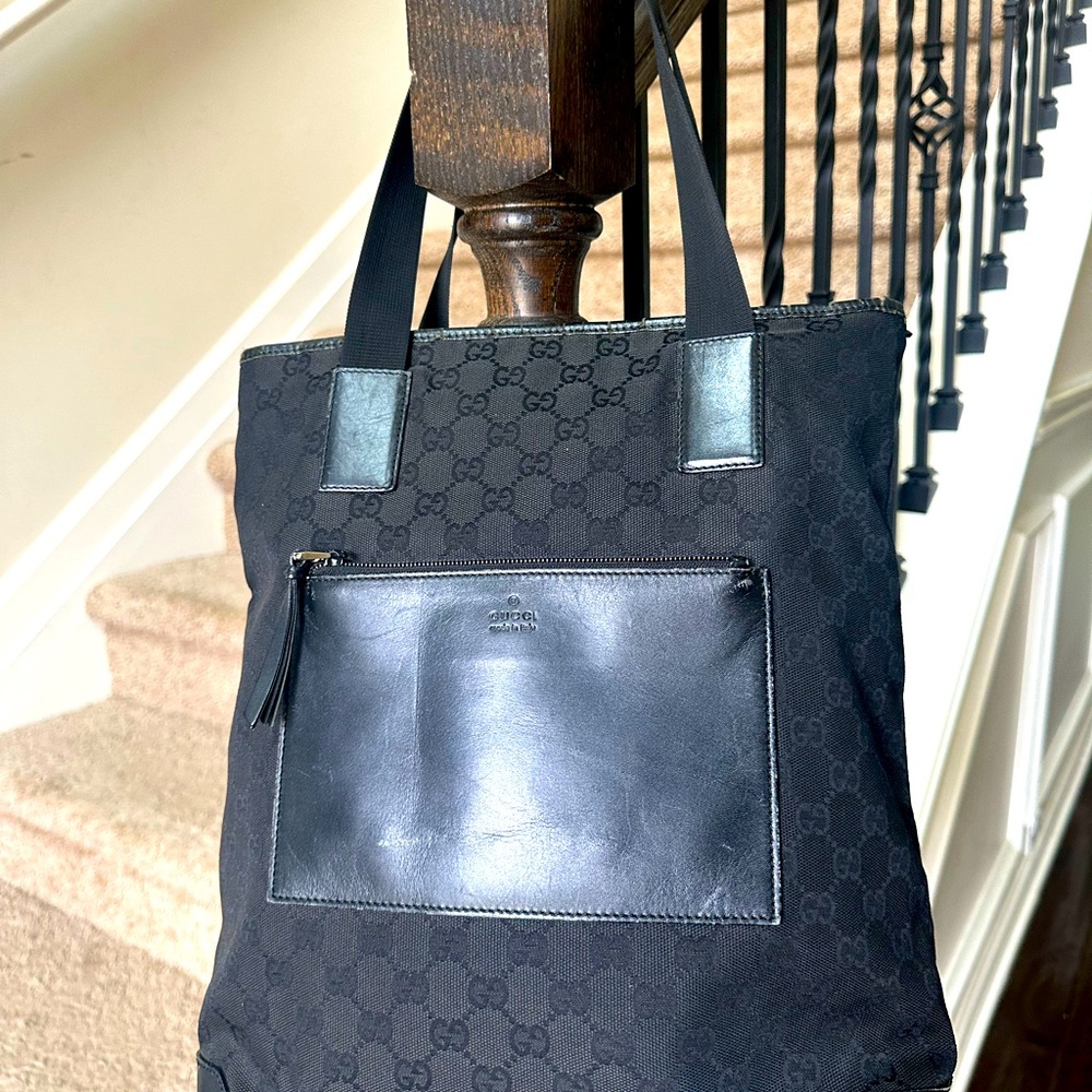 Gucci shoulder bag. Pre loved black gucci bag. Rubbings on leather corners.